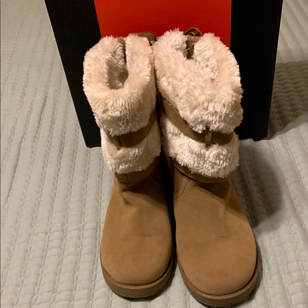 Guess Women’s Tan Boots W/Faux Fur Lining NEW Size 8.5 Tie-Up backs Super Cute
